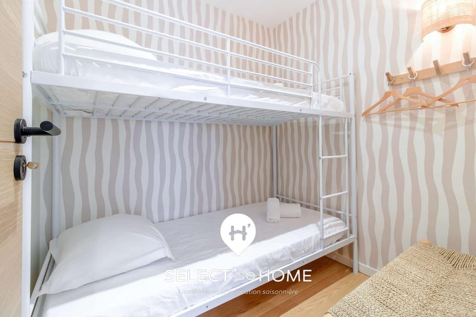 Bed, Photo of the whole room, Bedroom, bunk bed, towels