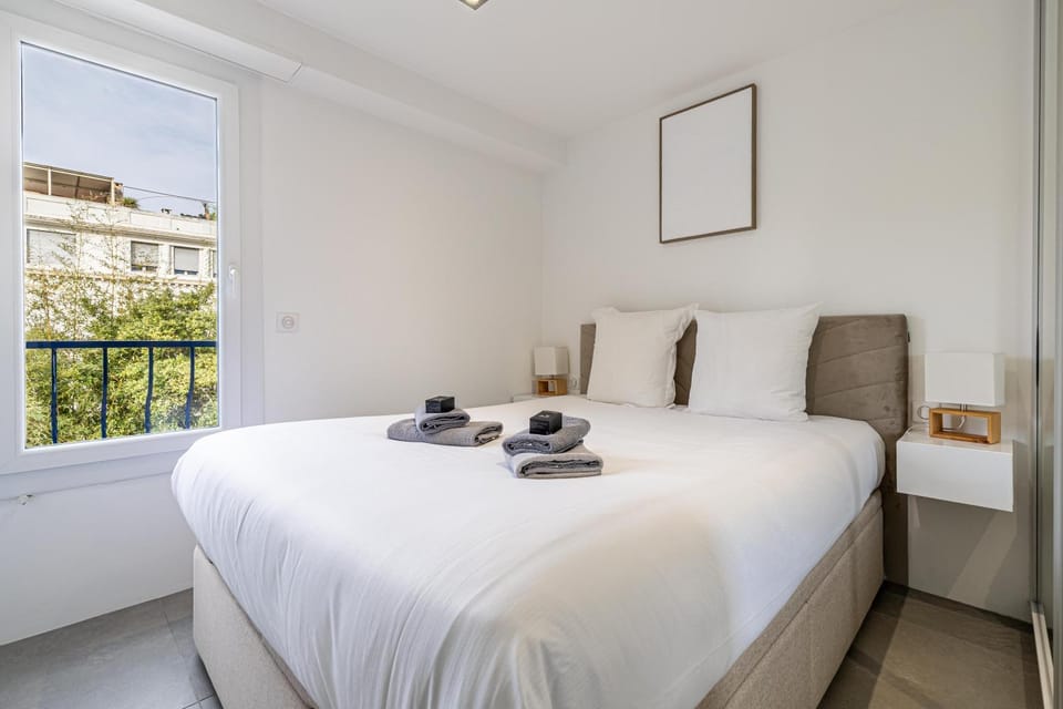 Bed, Photo of the whole room, Bedroom, towels