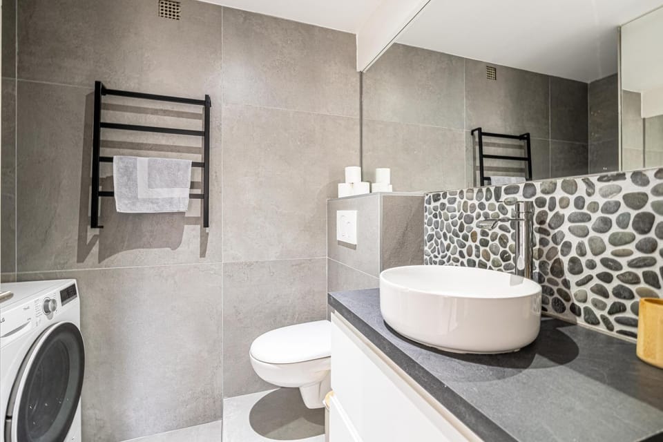 Shower, Toilet
