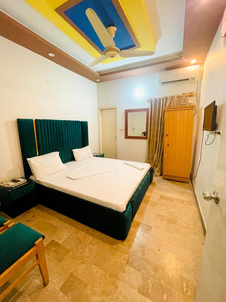 Bed, TV and multimedia, Photo of the whole room, Seating area, Bedroom, wardrobe, air conditioner