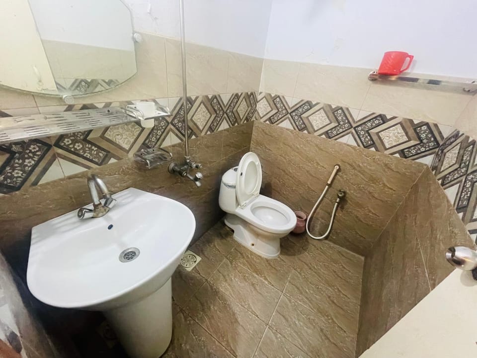 Shower, Toilet
