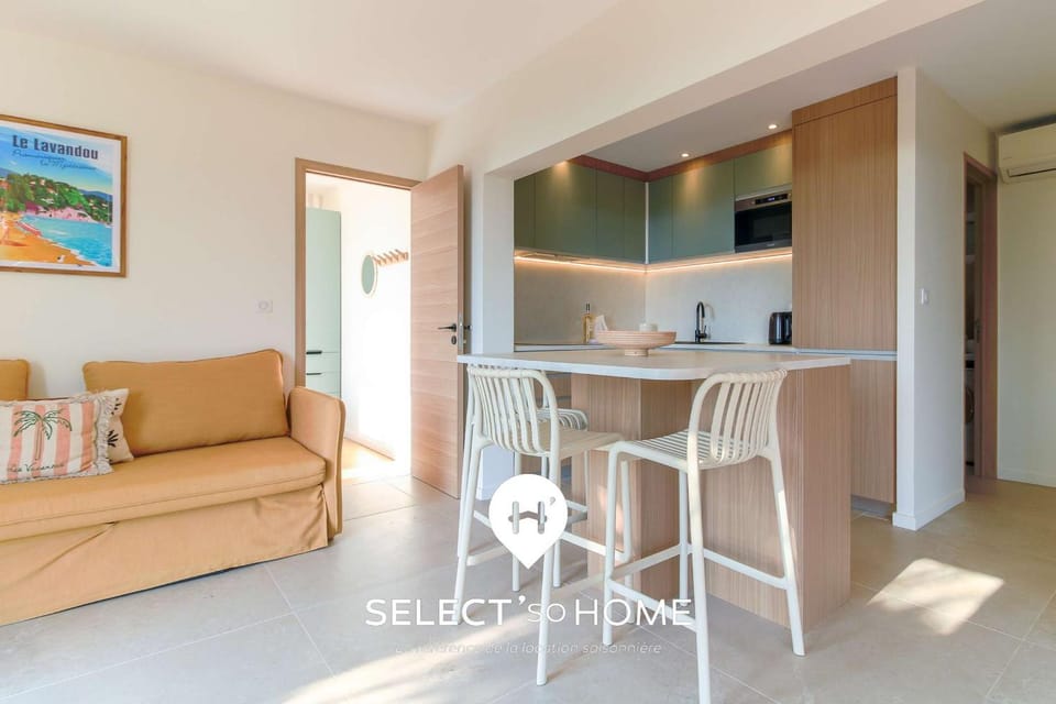 Kitchen or kitchenette, Living room, Seating area, Dining area, pet friendly