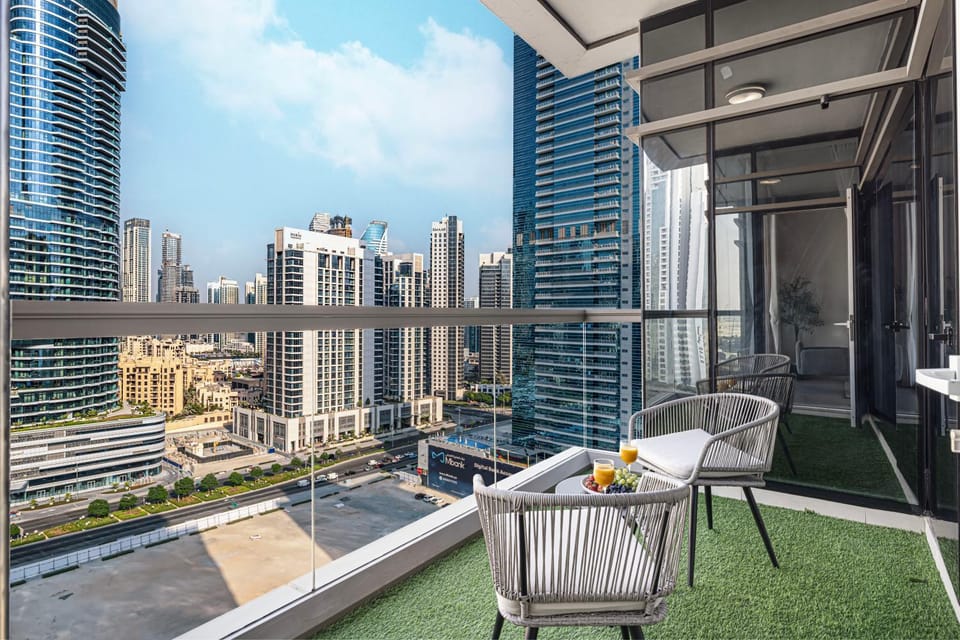 Property building, Day, View (from property/room), Balcony/Terrace, Seating area, City view
