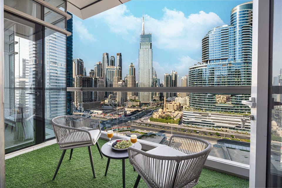 Property building, Day, View (from property/room), Balcony/Terrace, Food and drinks, Seating area, City view, Drinks