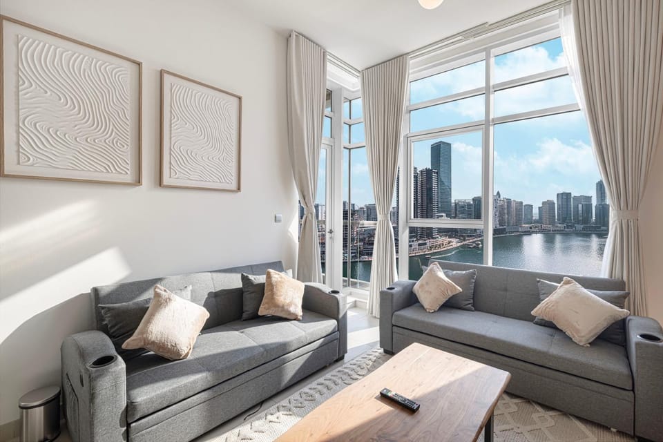 Day, Living room, Seating area, City view