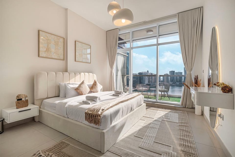 Bed, View (from property/room), Balcony/Terrace, Seating area, Bedroom, City view, Family, furniture, towels