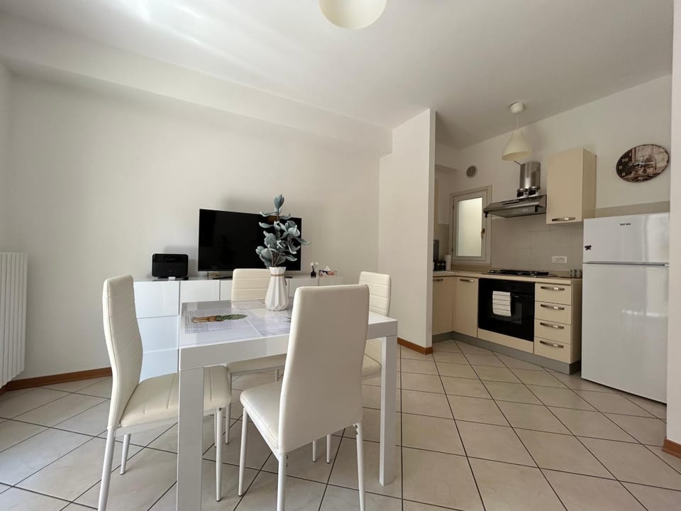 Kitchen or kitchenette, Dining area, oven, stove