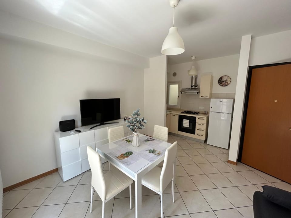 TV and multimedia, Kitchen or kitchenette, Seating area, Dining area, oven, stove