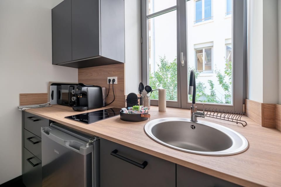Coffee/tea facilities, Kitchen or kitchenette, Dining area, stove