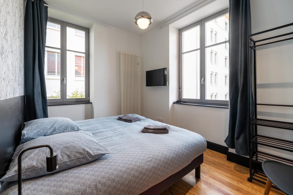 Bed, TV and multimedia, Photo of the whole room, Bedroom, towels