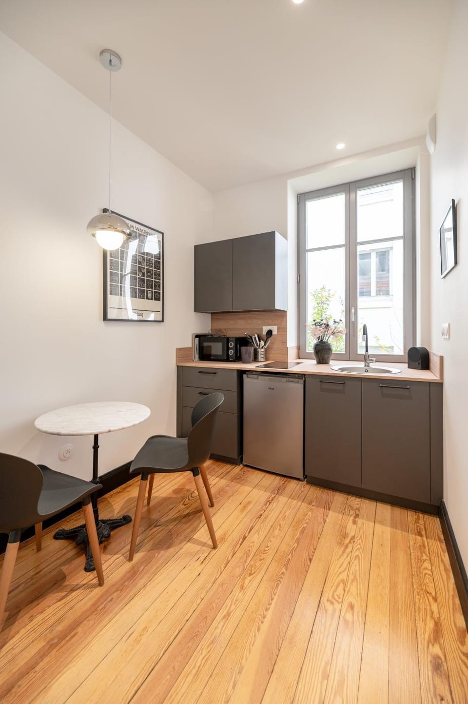 Kitchen or kitchenette, Dining area, stove