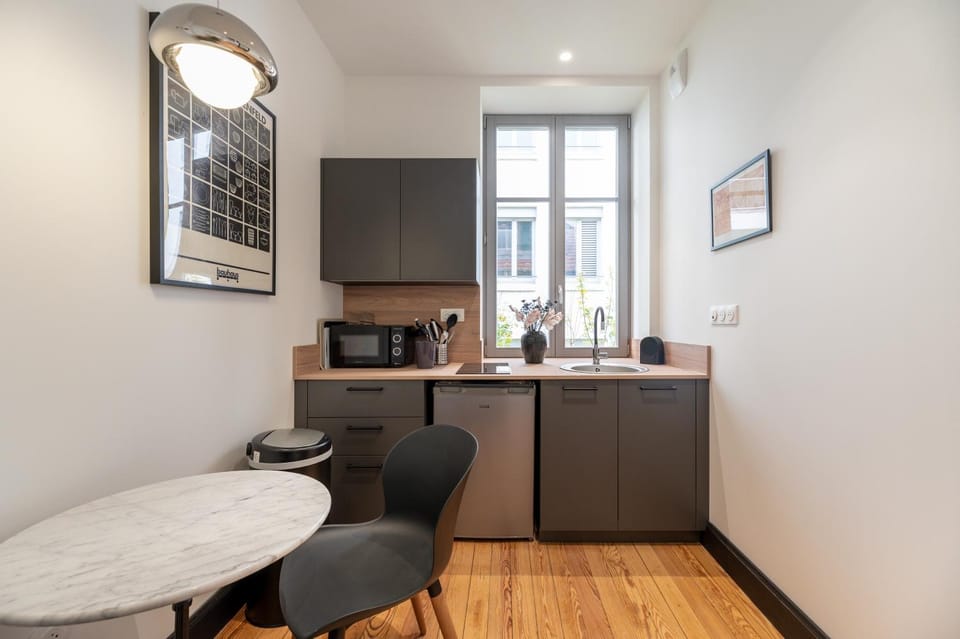 Kitchen or kitchenette, Dining area, stove