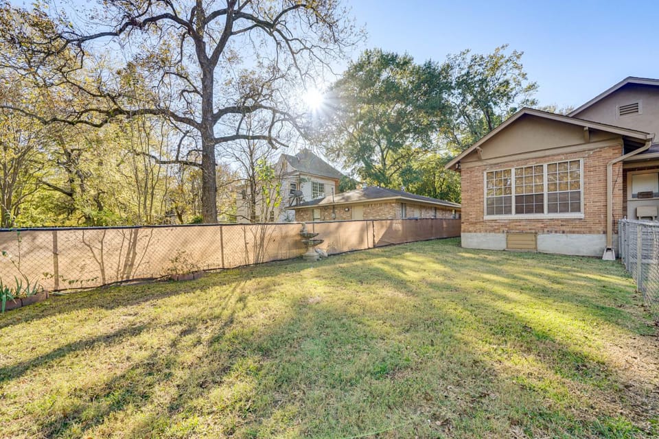 < 1 Mi to Dtwn Texarkana: Couple's Retreat w/ Yard Apartment in Texarkana