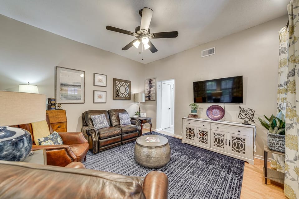 < 1 Mi to Dtwn Texarkana: Couple's Retreat w/ Yard Apartment in Texarkana