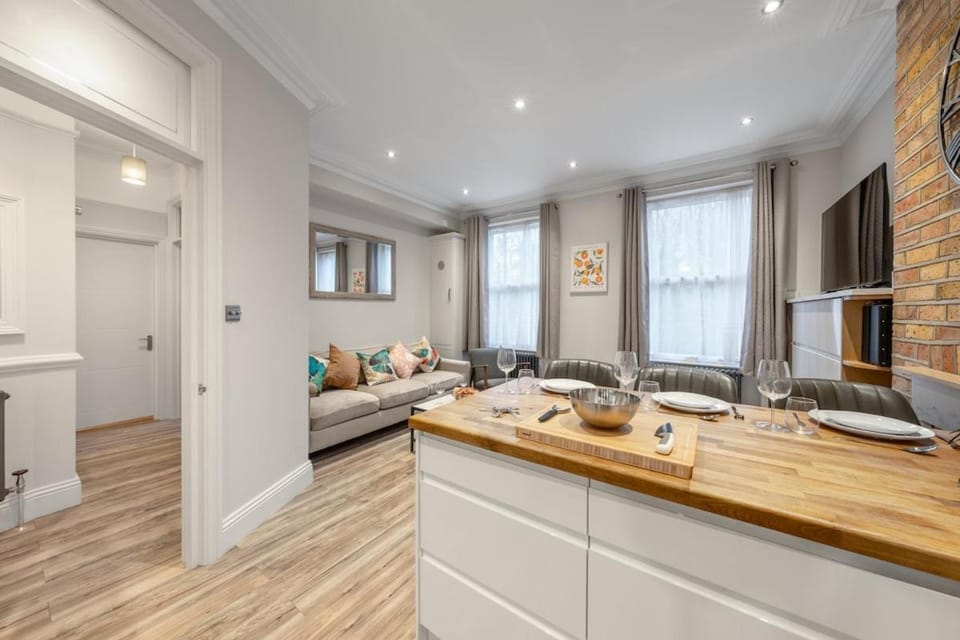 Zone 2 Luxury 3Bed 2Bath Apt - Kilburn Apartment in London Borough of Camden