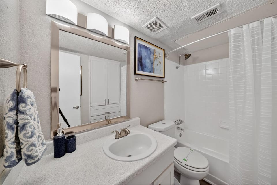 The Landry 109 Chic & Cozy One-Bed Haven Apartment in Arlington
