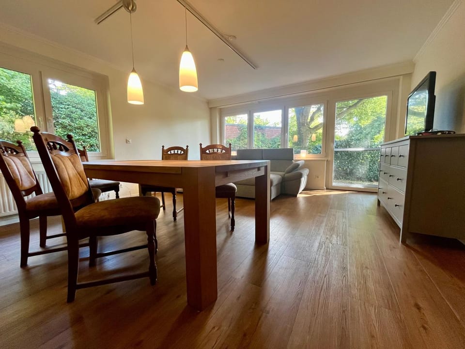 TV and multimedia, Living room, Seating area, Dining area