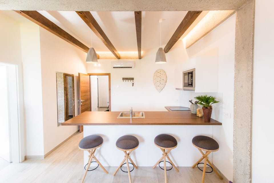 Kitchen or kitchenette, Seating area