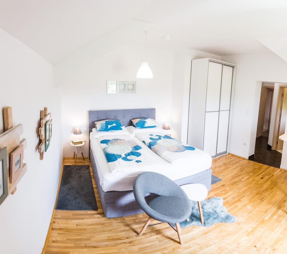 Bed, Seating area, Bedroom
