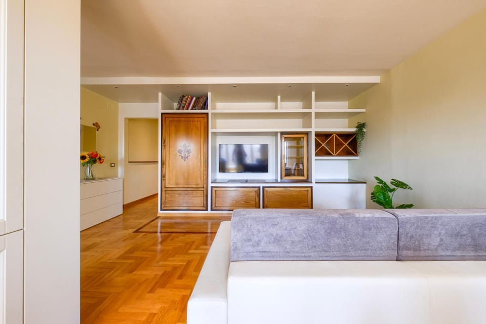 TV and multimedia, Kitchen or kitchenette, Living room, Seating area