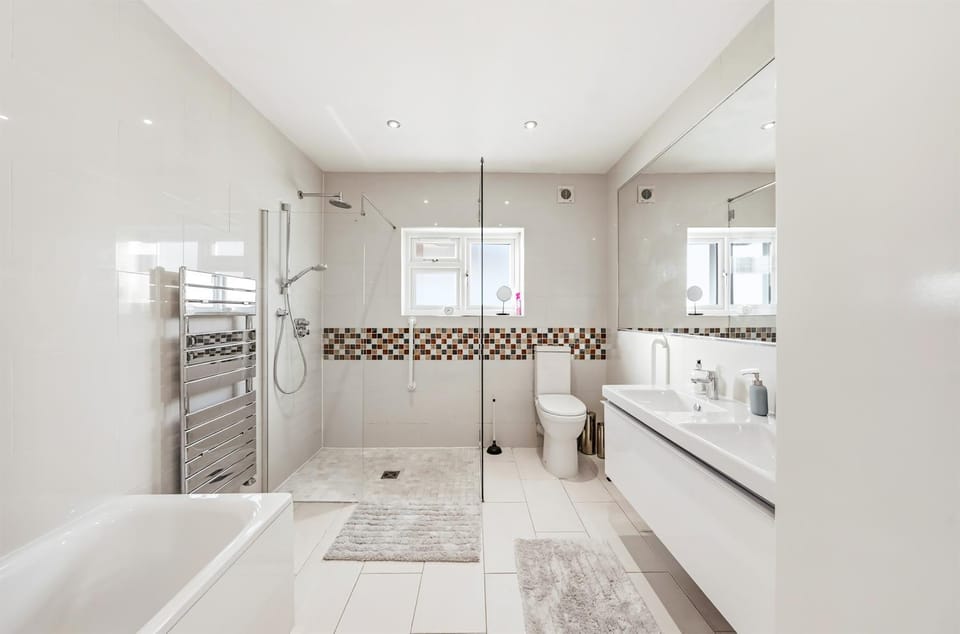 Nancy's 3 bedroom house near Heathrow Airport Villa in Isleworth