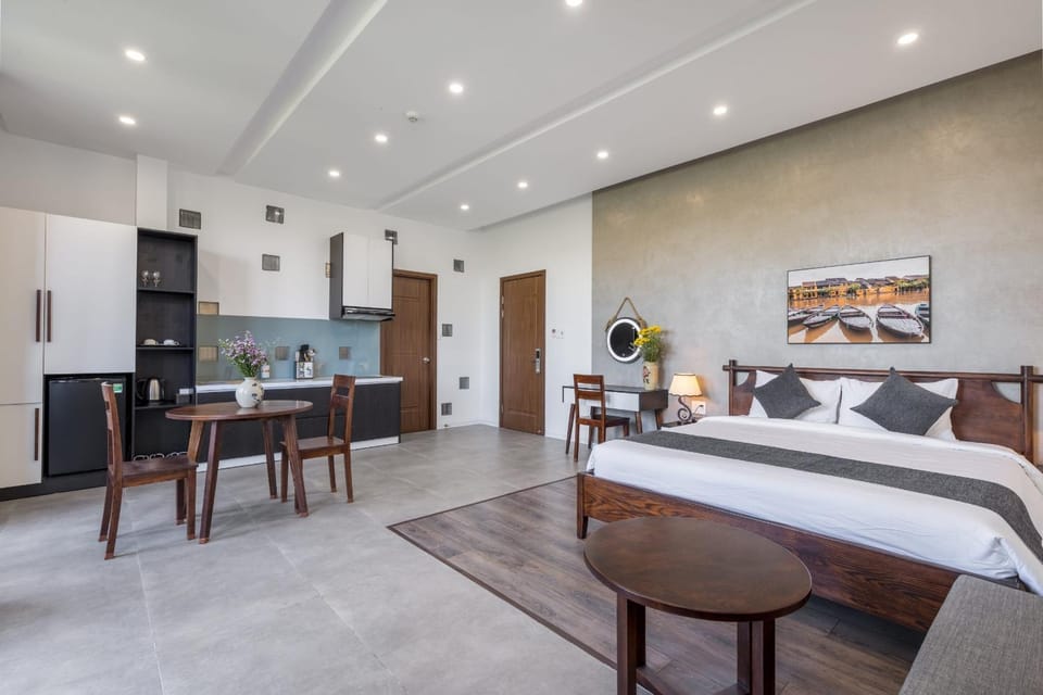 Bed, Seating area, minibar, stove, wardrobe