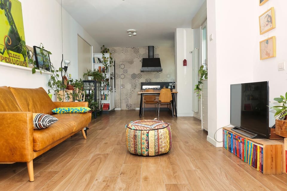 Communal lounge/ TV room, Library, TV and multimedia, Living room, Seating area, Evening entertainment