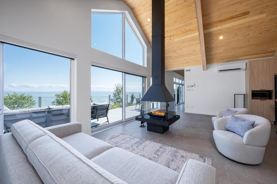 Property building, Natural landscape, Balcony/Terrace