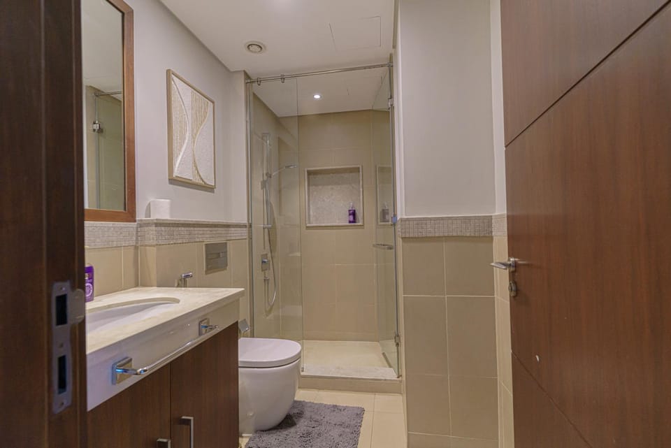 Rovostays Private Room in Luxurious Apt in Downtown, Direct Access to Dubai Mall and Metro Apartment in Dubai
