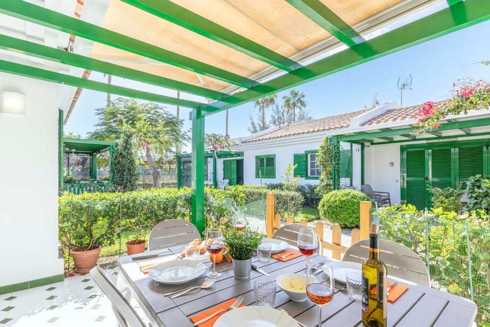 Property building, Day, Garden, Dining area, Garden view