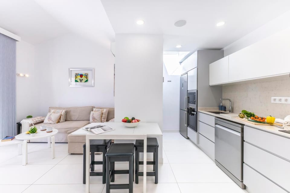 Kitchen or kitchenette, Seating area, Dining area