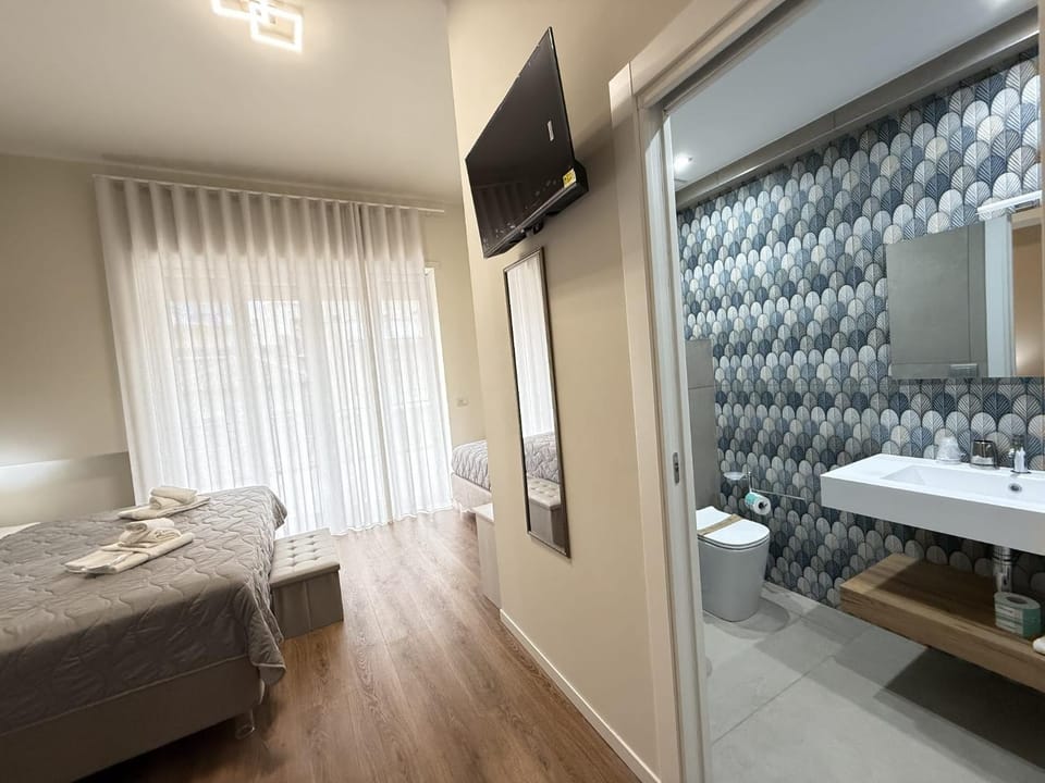 Bed, Bathroom, TV and multimedia, Photo of the whole room, Bedroom, towels