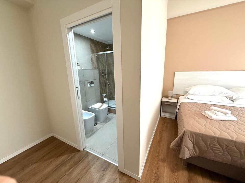 Shower, Toilet, Bed, Bathroom, Photo of the whole room, Bedroom, towels