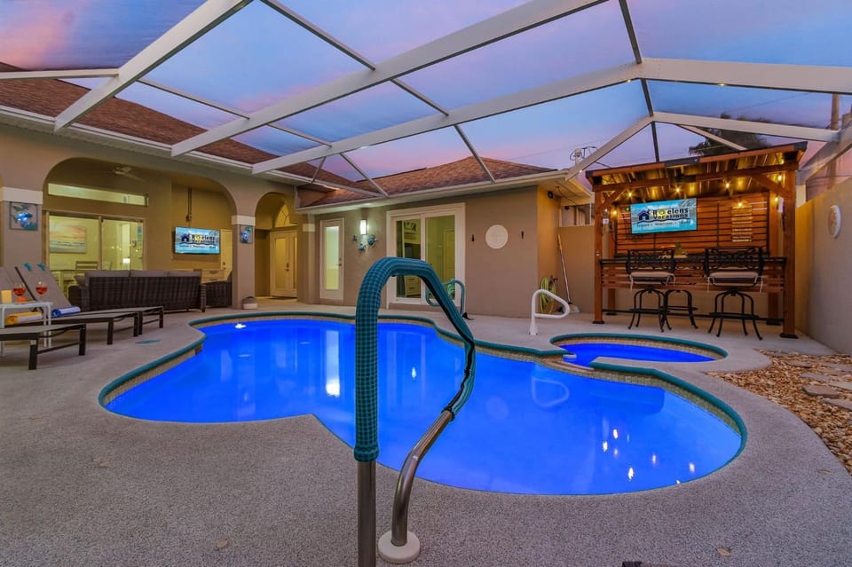 Waterfront Bliss with Pool & Spa - Your Perfect Escape Awaits - Sunset Cove - Roelens House in Cape Coral
