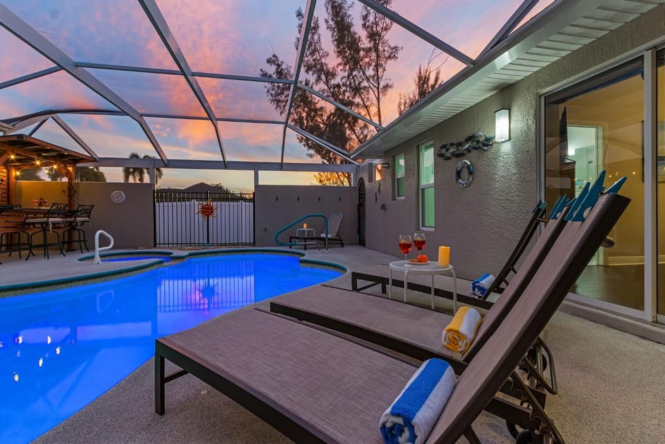 Waterfront Bliss with Pool & Spa - Your Perfect Escape Awaits - Sunset Cove - Roelens House in Cape Coral
