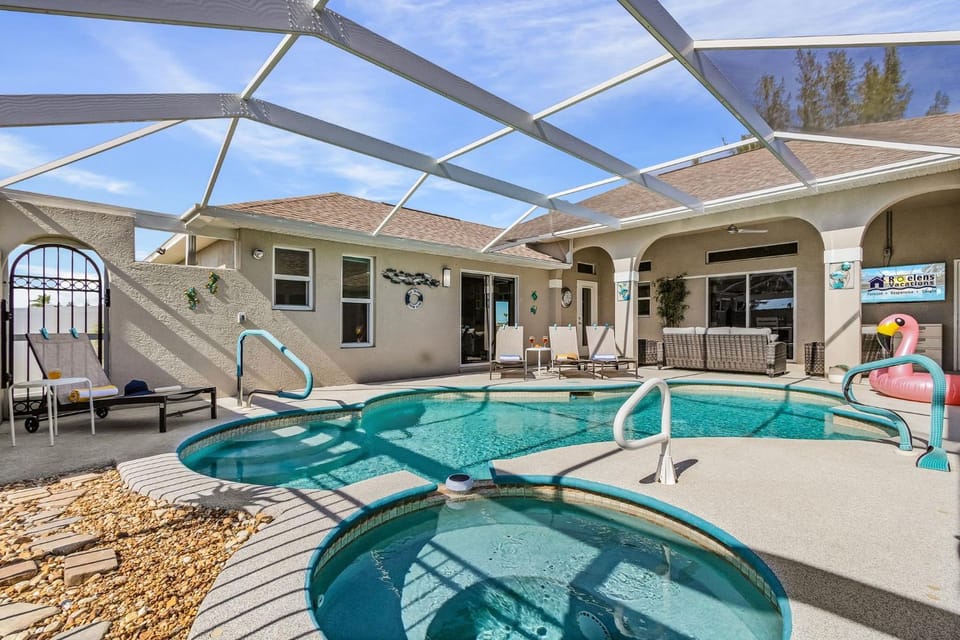 Waterfront Bliss with Pool & Spa - Your Perfect Escape Awaits - Sunset Cove - Roelens House in Cape Coral
