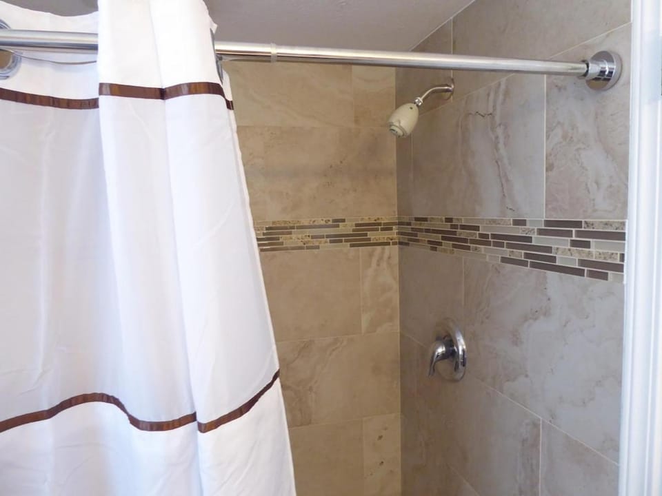 Perfecto Mundo 3, Orlando Area 5BR-2BA-Outdoor Pool-Jacuzzi-Billiard House in Altamonte Springs