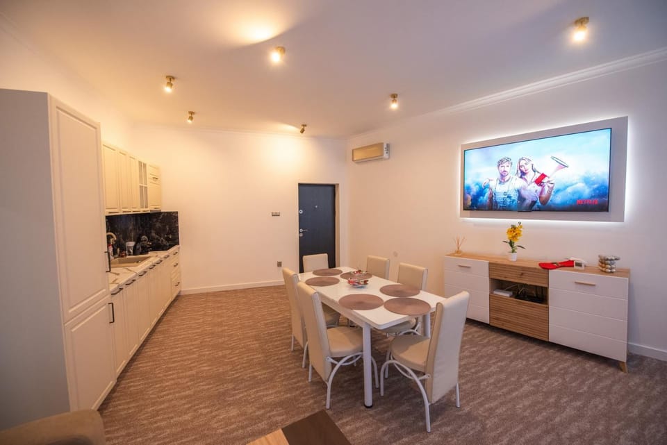 Vibe 90 Old Town Apartment Craiova Apartment in Craiova