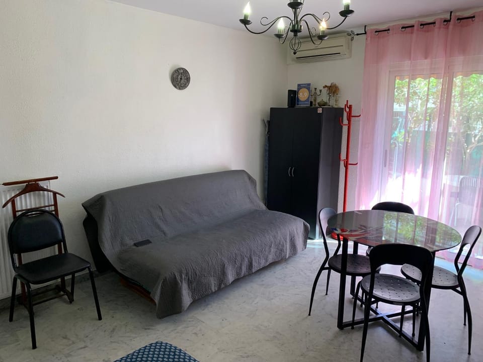Bed, Living room, Photo of the whole room