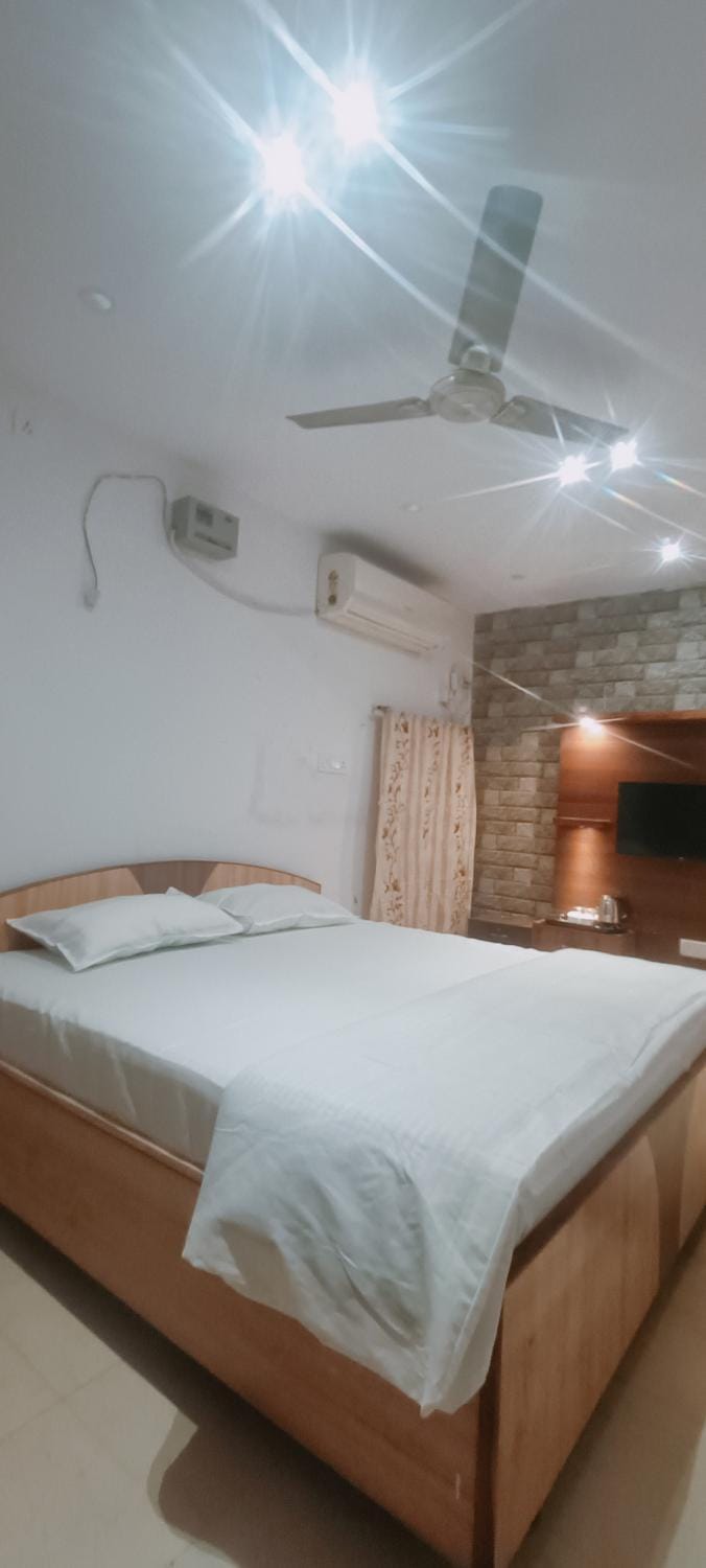 Bed, Photo of the whole room, Bedroom, air conditioner