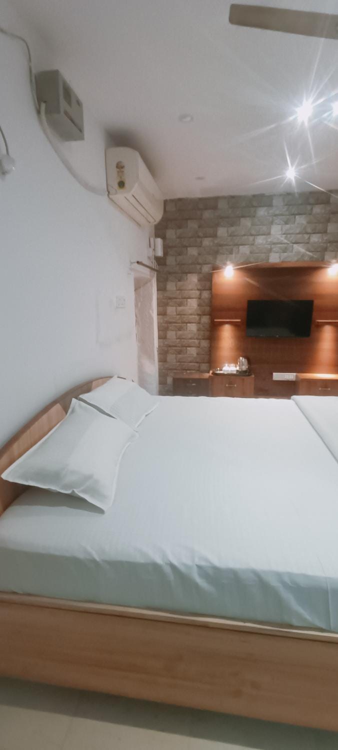 Bed, Photo of the whole room, Bedroom, air conditioner