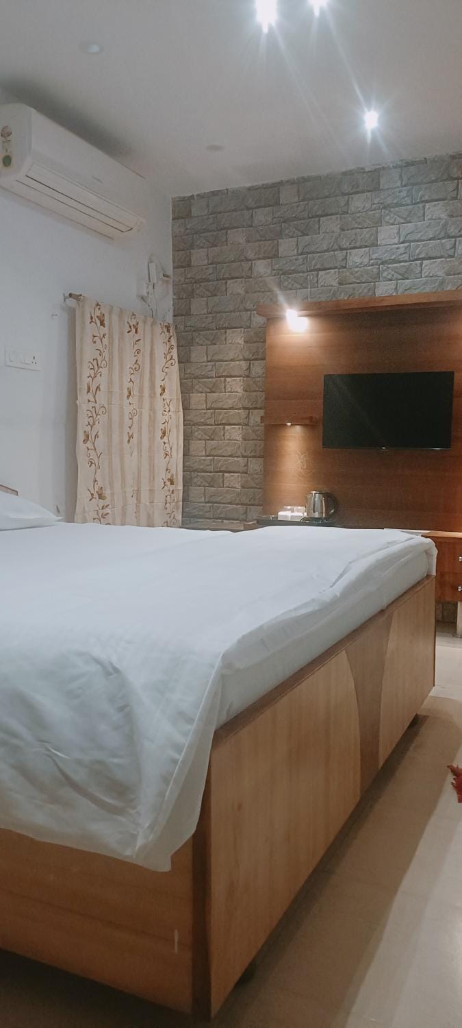 Bed, TV and multimedia, Photo of the whole room, Bedroom