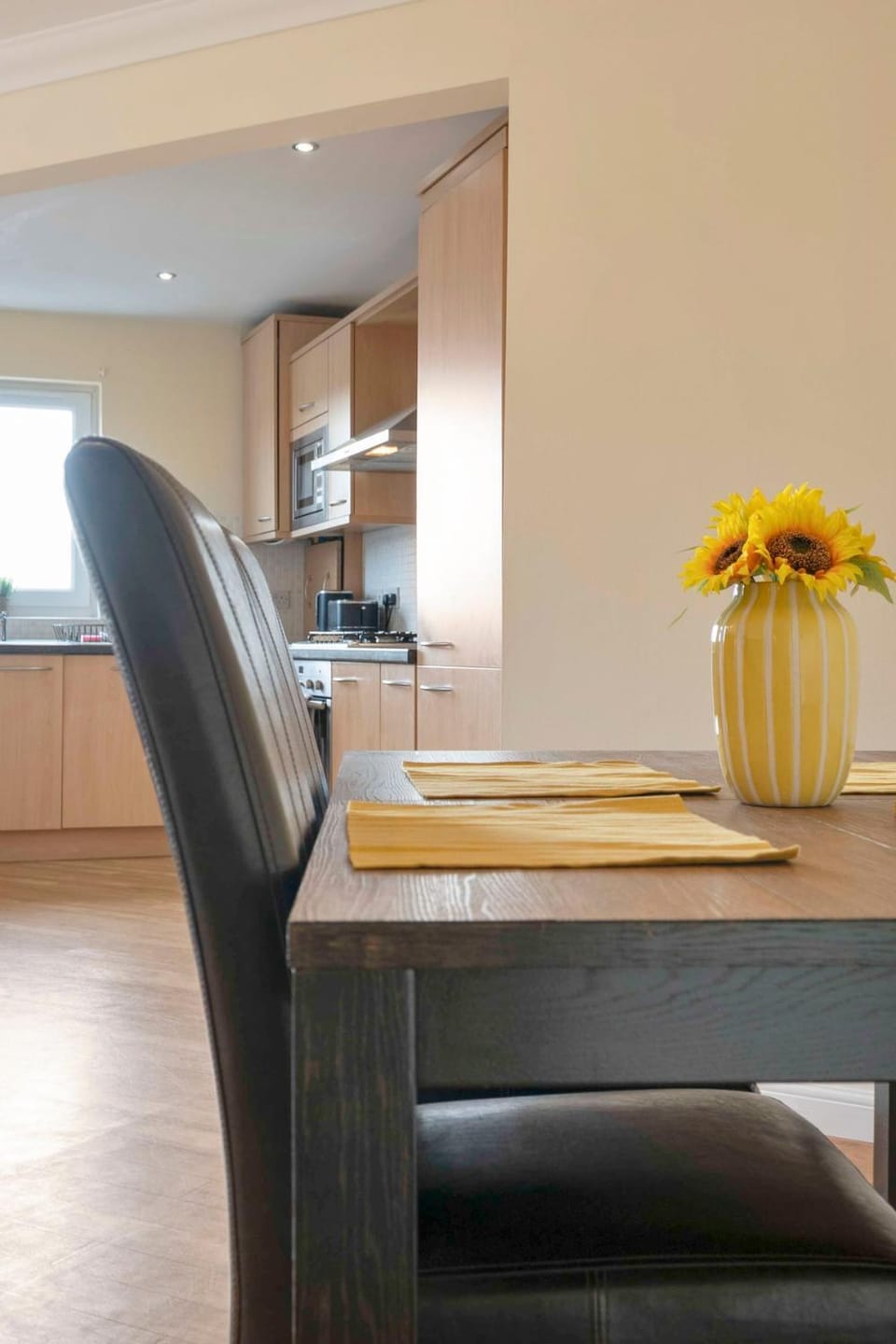 Free Parking - Central - 2 Bedroom - 4 Guests Apartment in Livingston