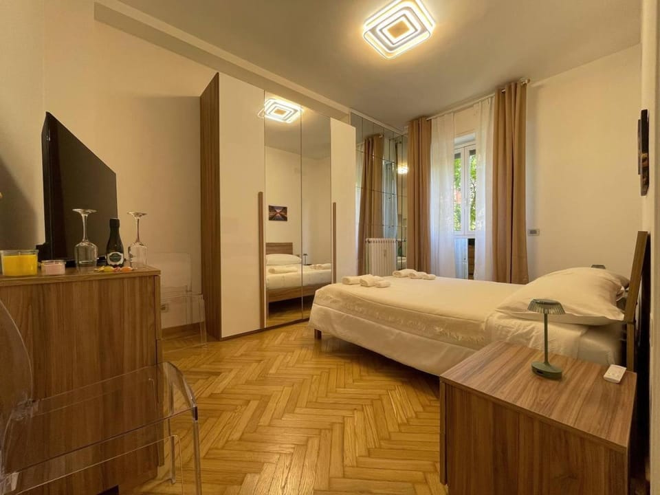 Casa Ele - A stone's throw from the Metro Apartment in Milan