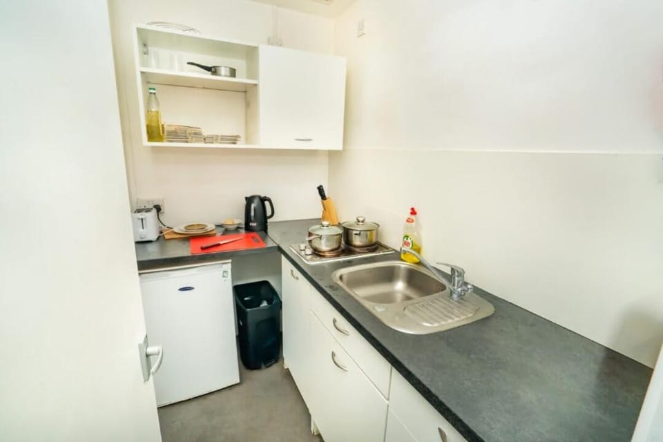 2 Budget En-Suite Rooms w Kitchen in Coventry Apartment in Coventry