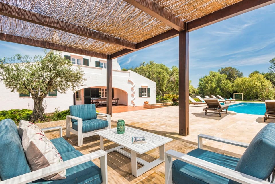 Property building, Patio, Off site, Day, Summer, Garden, Swimming pool, sunbed, towels