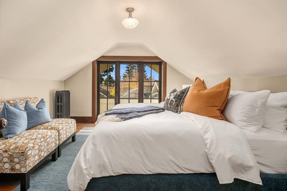 Bed, View (from property/room), Bedroom, Quiet street view