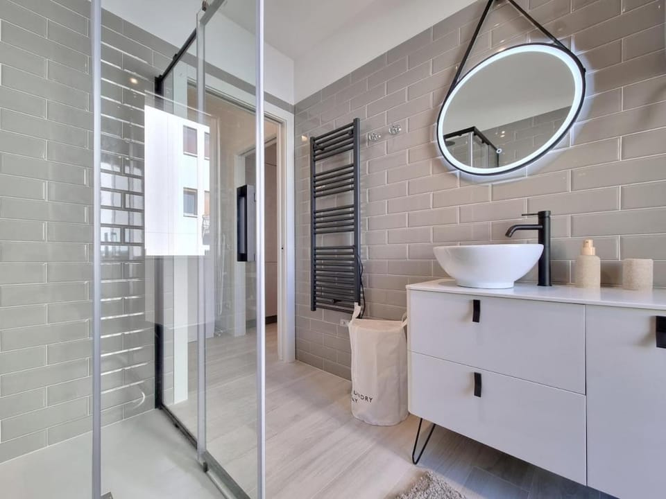 Shower, Toilet, Bathroom, bidet, hair dryier, heating, heating, internet, internet, towels, towels, washing machine, dryer, air conditioner