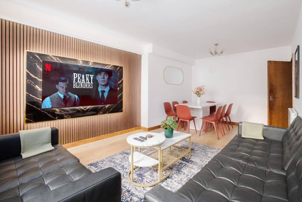 TV and multimedia, Living room, Seating area, Dining area, air conditioner