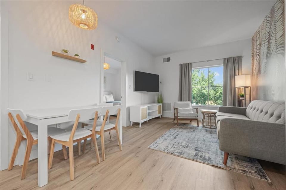 Suite near Disney, free parking and shuttle to Parks Apartment in Orlando